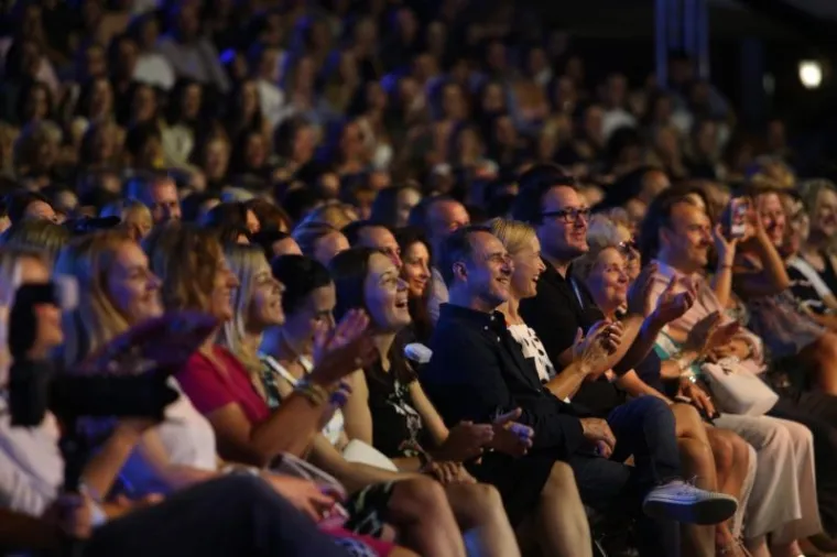 ZAPALIO PROKURATIVE: Gibonni svojim najvećim hitovima otvorio 57. po redu Splitski festival