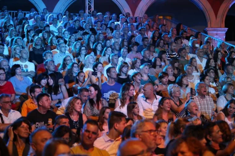 ZAPALIO PROKURATIVE: Gibonni svojim najvećim hitovima otvorio 57. po redu Splitski festival