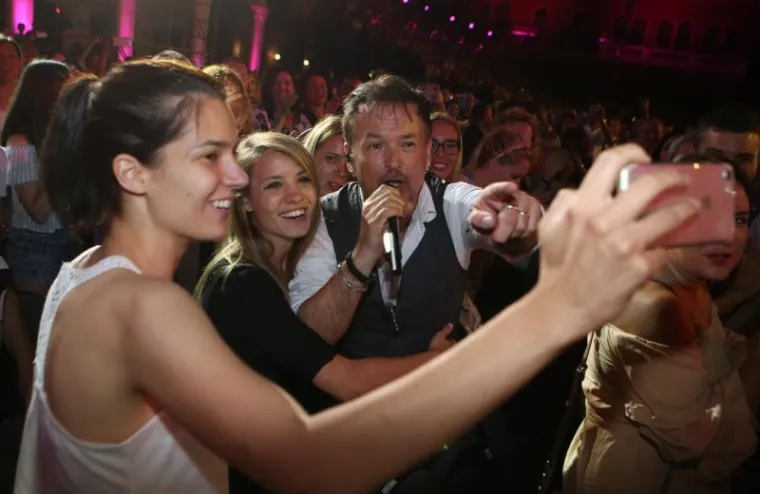 ZAPALIO PROKURATIVE: Gibonni svojim najvećim hitovima otvorio 57. po redu Splitski festival