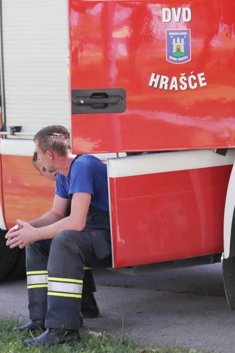 EKSPLOZIJA U ZAGREBU: Gorjelo na osmom katu stambene zgrade u Feren&scaron;čici