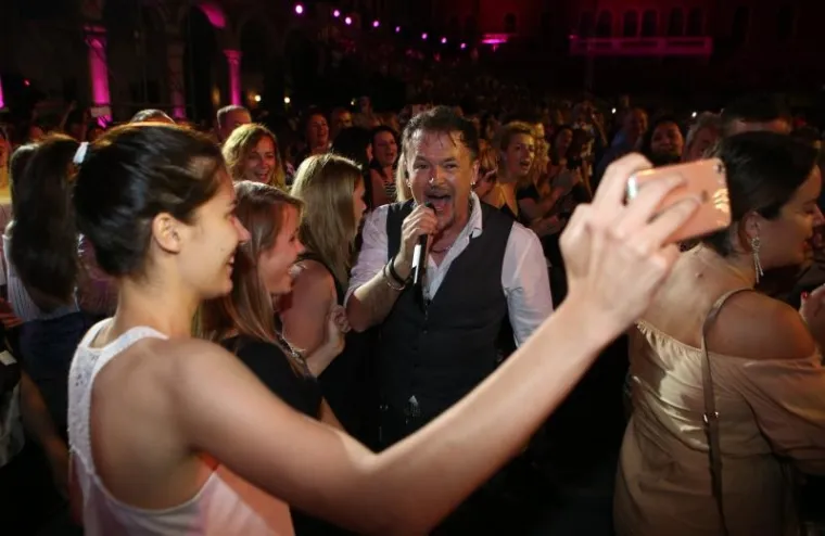 ZAPALIO PROKURATIVE: Gibonni svojim najvećim hitovima otvorio 57. po redu Splitski festival