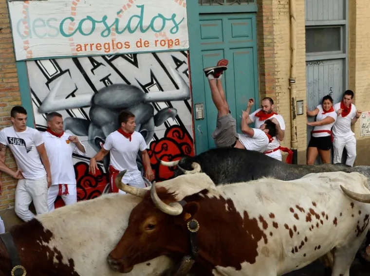 HRABROST ILI LUDOST? Počele tradicionalne utrke s bikovima u Pamploni