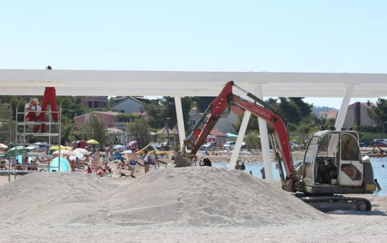 TURIZAM NA HRVATSKI NAČIN: Plaža nije dovr&scaron;ena u roku pa bageri kopaju dok se turisti kupaju