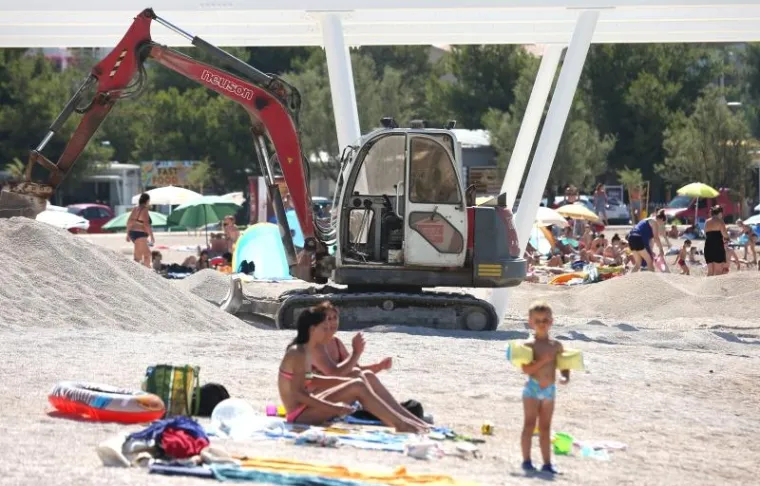 TURIZAM NA HRVATSKI NAČIN: Plaža nije dovr&scaron;ena u roku pa bageri kopaju dok se turisti kupaju