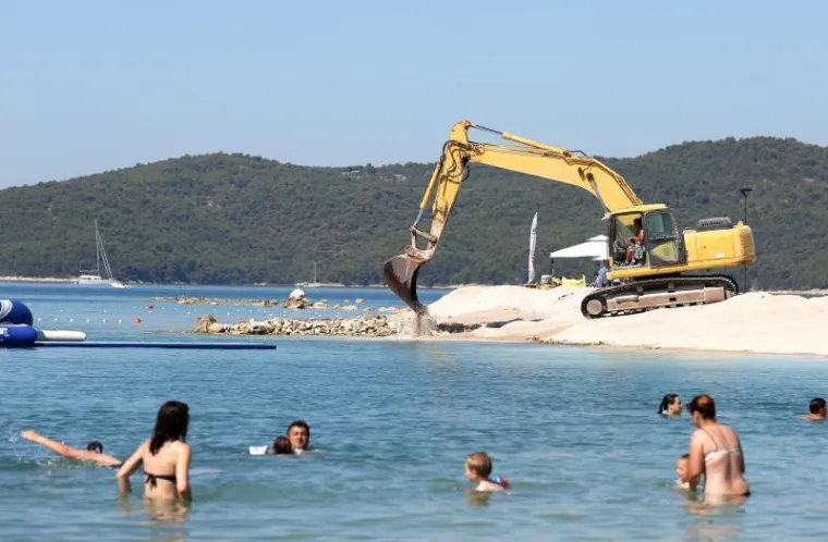 TURIZAM NA HRVATSKI NAČIN: Plaža nije dovr&scaron;ena u roku pa bageri kopaju dok se turisti kupaju