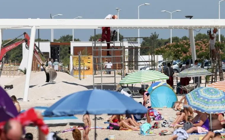 TURIZAM NA HRVATSKI NAČIN: Plaža nije dovr&scaron;ena u roku pa bageri kopaju dok se turisti kupaju