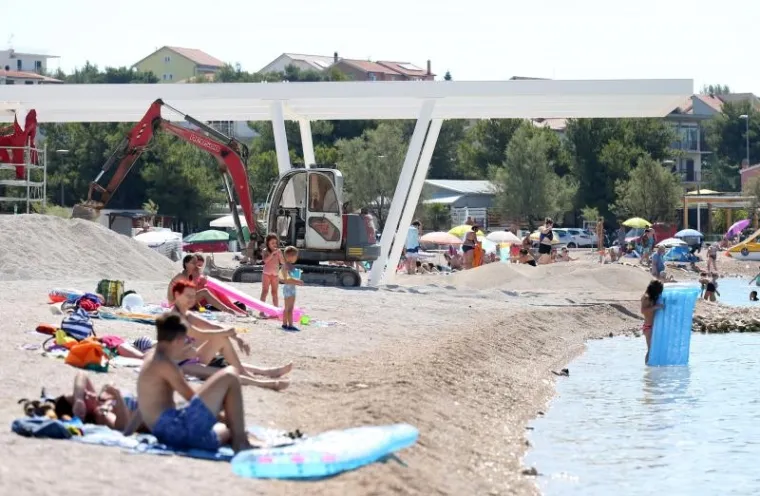 TURIZAM NA HRVATSKI NAČIN: Plaža nije dovr&scaron;ena u roku pa bageri kopaju dok se turisti kupaju