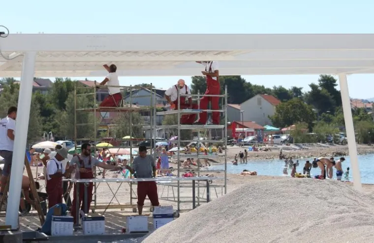 TURIZAM NA HRVATSKI NAČIN: Plaža nije dovr&scaron;ena u roku pa bageri kopaju dok se turisti kupaju