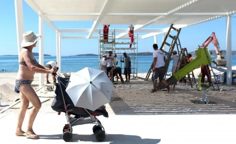 TURIZAM NA HRVATSKI NAČIN: Plaža nije dovr&scaron;ena u roku pa bageri kopaju dok se turisti kupaju