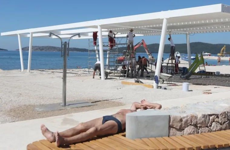 TURIZAM NA HRVATSKI NAČIN: Plaža nije dovr&scaron;ena u roku pa bageri kopaju dok se turisti kupaju