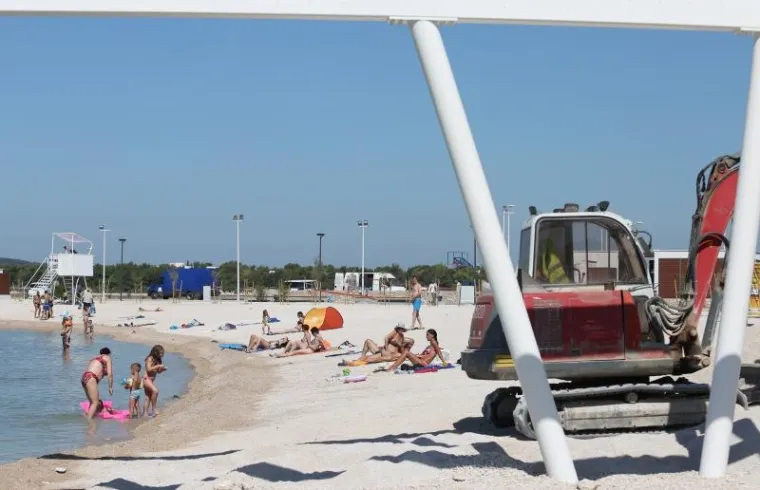 TURIZAM NA HRVATSKI NAČIN: Plaža nije dovr&scaron;ena u roku pa bageri kopaju dok se turisti kupaju