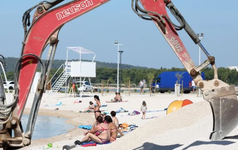 TURIZAM NA HRVATSKI NAČIN: Plaža nije dovr&scaron;ena u roku pa bageri kopaju dok se turisti kupaju