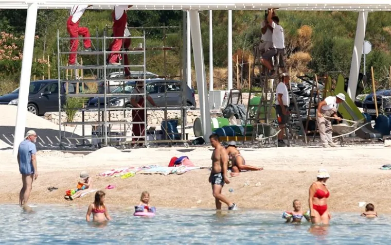 TURIZAM NA HRVATSKI NAČIN: Plaža nije dovr&scaron;ena u roku pa bageri kopaju dok se turisti kupaju