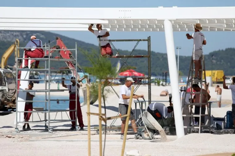 TURIZAM NA HRVATSKI NAČIN: Plaža nije dovr&scaron;ena u roku pa bageri kopaju dok se turisti kupaju