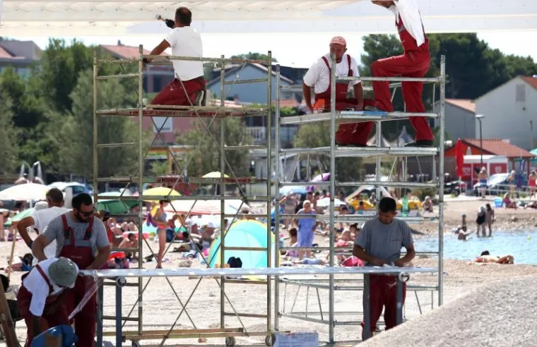 TURIZAM NA HRVATSKI NAČIN: Plaža nije dovr&scaron;ena u roku pa bageri kopaju dok se turisti kupaju