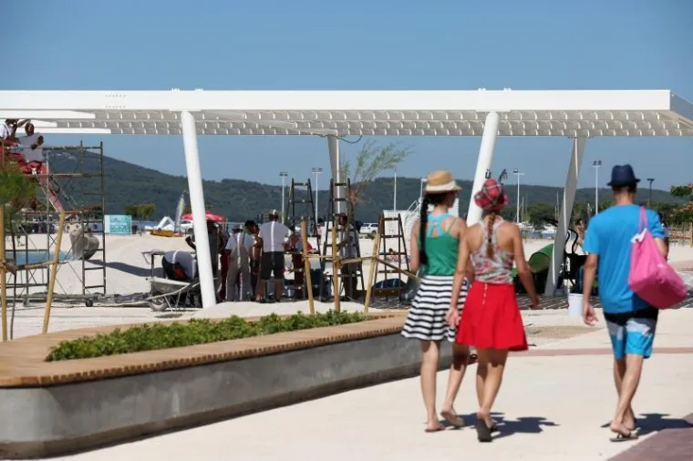 TURIZAM NA HRVATSKI NAČIN: Plaža nije dovr&scaron;ena u roku pa bageri kopaju dok se turisti kupaju