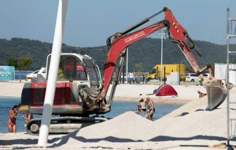 TURIZAM NA HRVATSKI NAČIN: Plaža nije dovr&scaron;ena u roku pa bageri kopaju dok se turisti kupaju