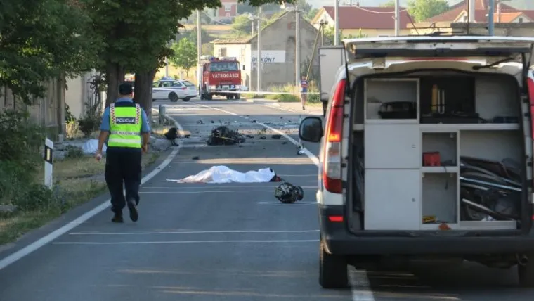 Policijski očevid na mjestu prometne nesreće u kojoj su poginule tri osobe kada su se sudarila dva motocikla i kamion.