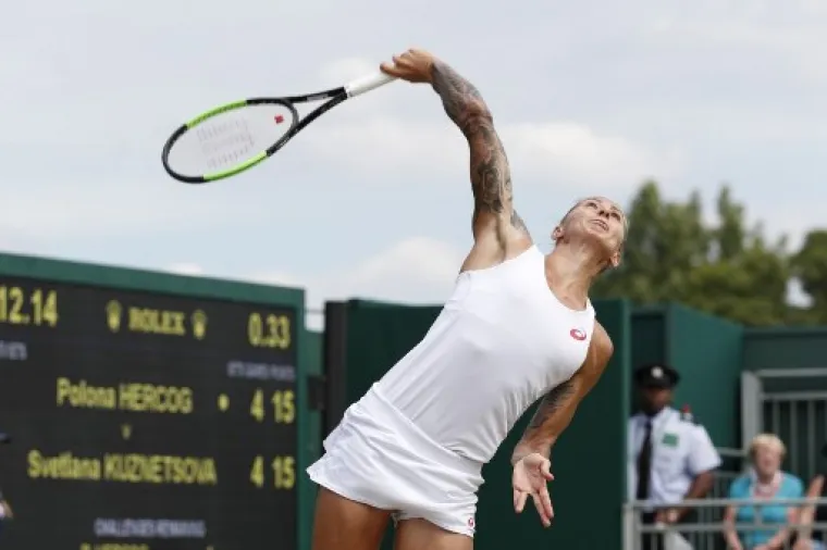 Doduše, Polona je izgubila u trećem kolu Wimbledona od Ruskinje Svetlane Kuznjecove 6-4, 6-0, ali svijet priča o njezinim tetovažama koje, unatoč strogim i konzervativnim pravilima Wimbledona, nije htjela skrivati.
