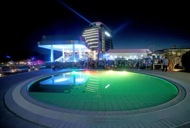 Okupljenima se obratio i generalni direktor društva 'Olympia Vodice' Josip Stojanović koji je istaknuo kako je to investicija za budućnost i generacije koje dolaze.Zahvalivši se svima koji su sudjelovali na projektu Stojanović je rekako kako je hotel nastavak vizije arhitekta Ante Vulina, koji je idejni projekt napravio 15 dana prije smrti.