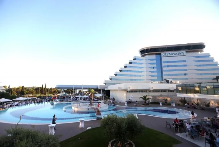 Hotel 'Olympia Sky', jedna od najvećih turističkih investicija u Hrvatskoj ukupne vrijednosti 172 milijuna, kuna otvoren je u petak u Vodicama u nazočnosti predsjednika Hrvatskog sabora Gordana Jandrokovića, ministra turizma Garija Capellija te posebnog izaslanika Predsjednice Tomislava Mađara te brojnih uzvanika iz političkog i dru&scaron;tvenog života.