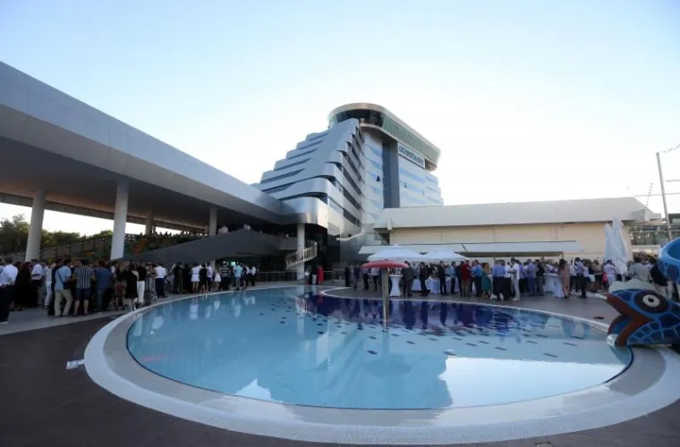 "To je znak da znamo prepoznati &scaron;to nam treba. Vodice i &Scaron;ibensko-kninska županija znaju upravljati svojom destinacijom ostvaruju 30 posto vi&scaron;e dolazaka u odnosu na isto pro&scaron;logodi&scaron;nje razdoblje. Ove godine očekujemo povećanje prihoda od turizma za 10 posto", poručio je ministar turizma Gari Capelli.