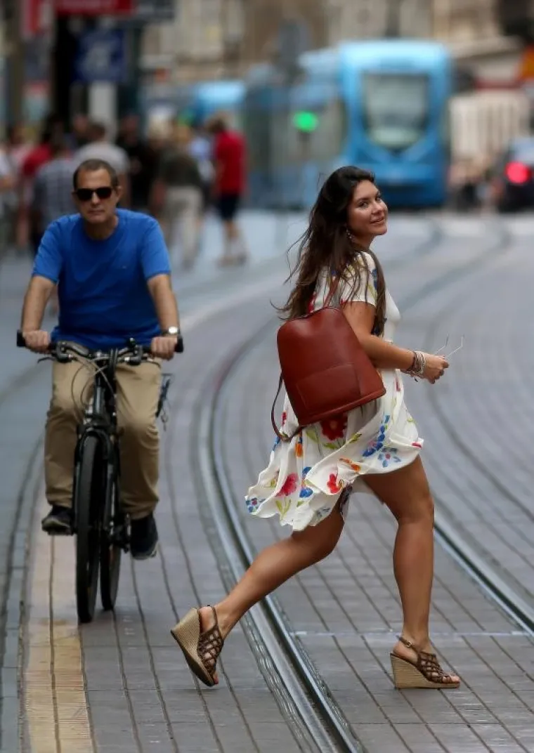 LIJEPE ŽENE PROLAZE KROZ GRAD: Pogledajte kako su se Zagrepčanke sredile za subotnju &scaron;picu
