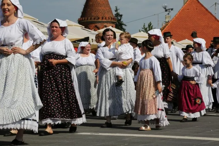 Svečana povorka sudionika 51. Đakovačkih vezova. Festival Đakovački vezovi je osnovan 1967. godine prigodom međunarodne godine turizma. Festival traje 2 tjedna te obično završava prvog vikenda u srpnju kada se održava glavni događaj - povorka folklornih grupa iz svih dijelova Hrvatske i gostiju iz inozemstva. Folklorne grupe predstavljaju tradicionalne narodne nošnje te izvode tradicionalne pjesme i plesove, pa čak i običaje.