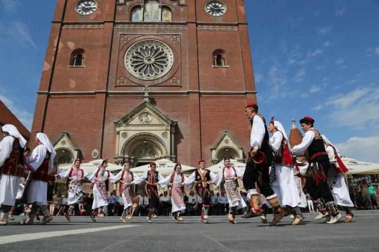 Svečana povorka sudionika 51. Đakovačkih vezova