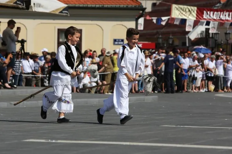 Svečana povorka sudionika 51. Đakovačkih vezova