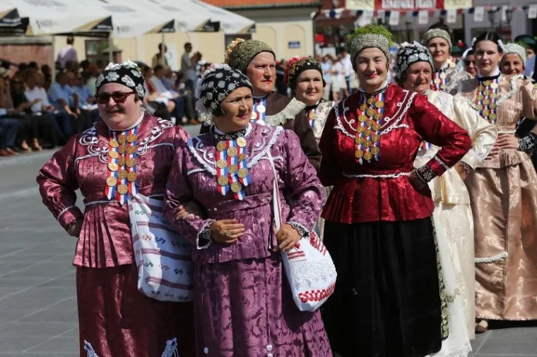 Svečana povorka sudionika 51. Đakovačkih vezova