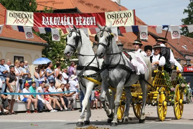 Svečana povorka sudionika 51. Đakovačkih vezova