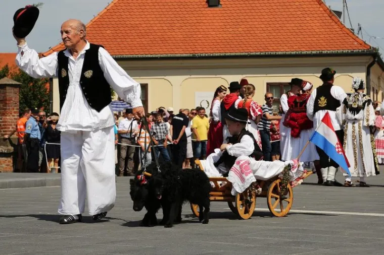 Svečana povorka sudionika 51. Đakovačkih vezova