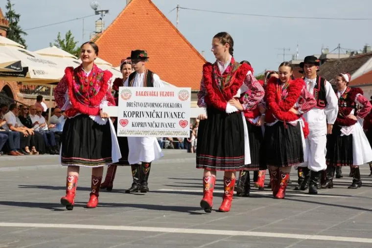 Svečana povorka sudionika 51. Đakovačkih vezova