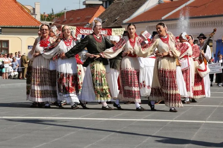 Svečana povorka sudionika 51. Đakovačkih vezova