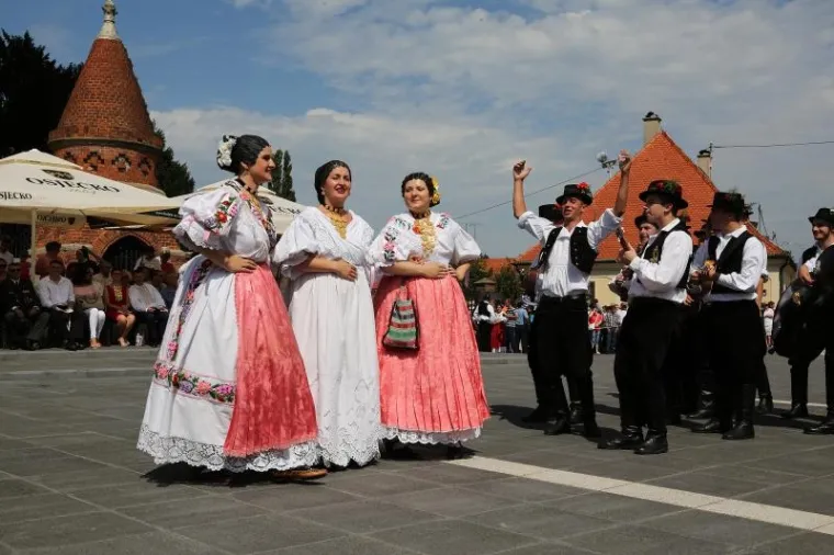 Svečana povorka sudionika 51. Đakovačkih vezova