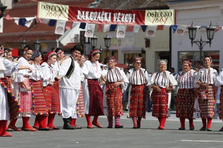 Svečana povorka sudionika 51. Đakovačkih vezova