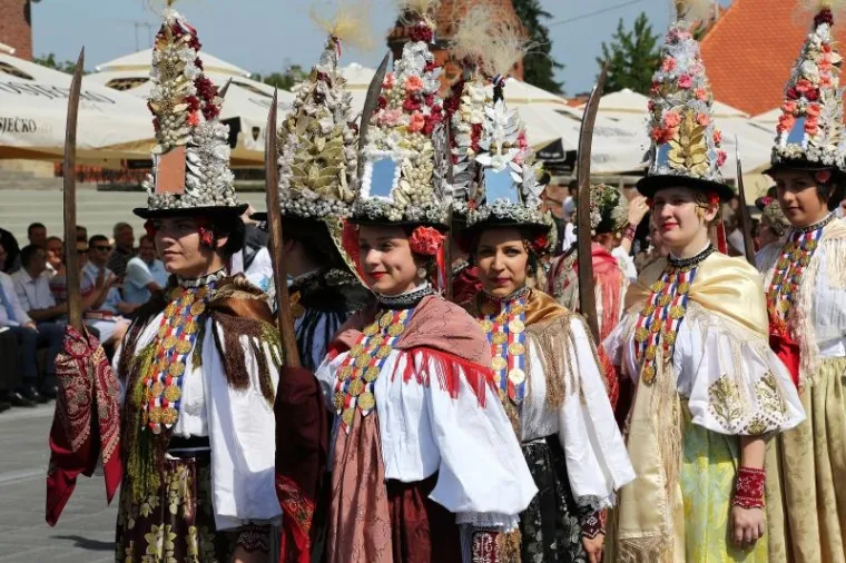 Svečana povorka sudionika 51. Đakovačkih vezova