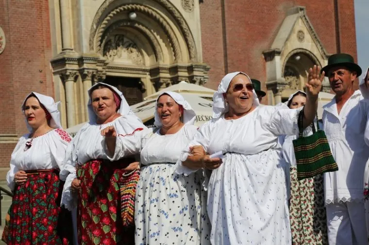 Svečana povorka sudionika 51. Đakovačkih vezova