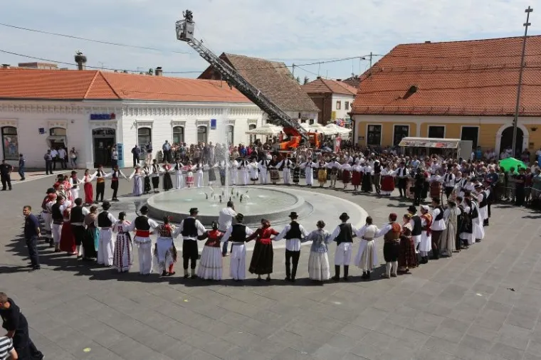 Svečana povorka sudionika 51. Đakovačkih vezova
