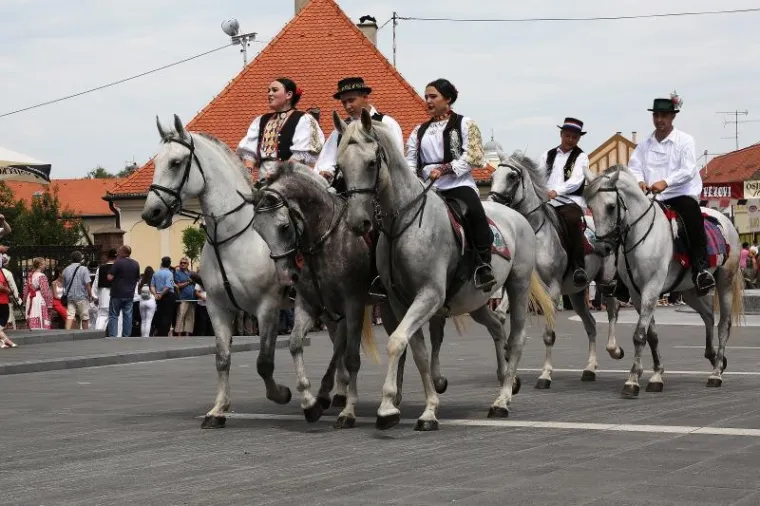 Svečana povorka sudionika 51. Đakovačkih vezova