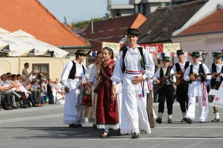 Svečana povorka sudionika 51. Đakovačkih vezova