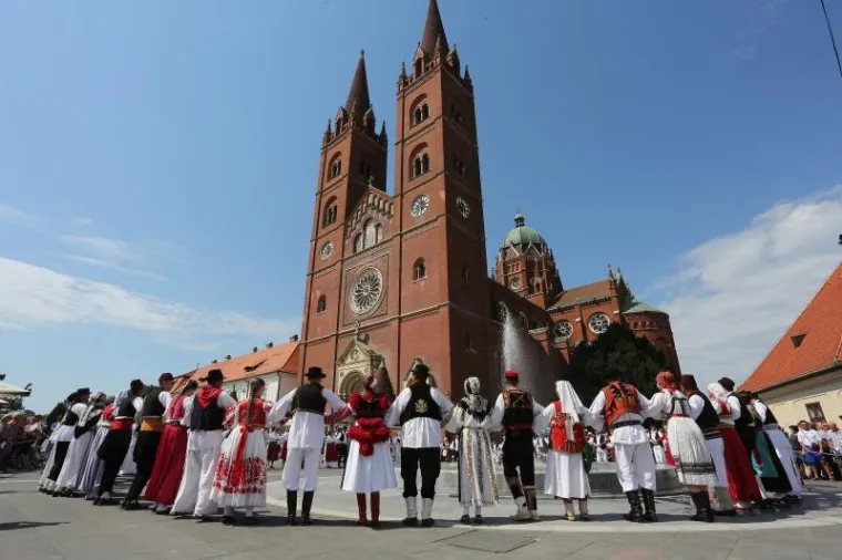 Svečana povorka sudionika 51. Đakovačkih vezova