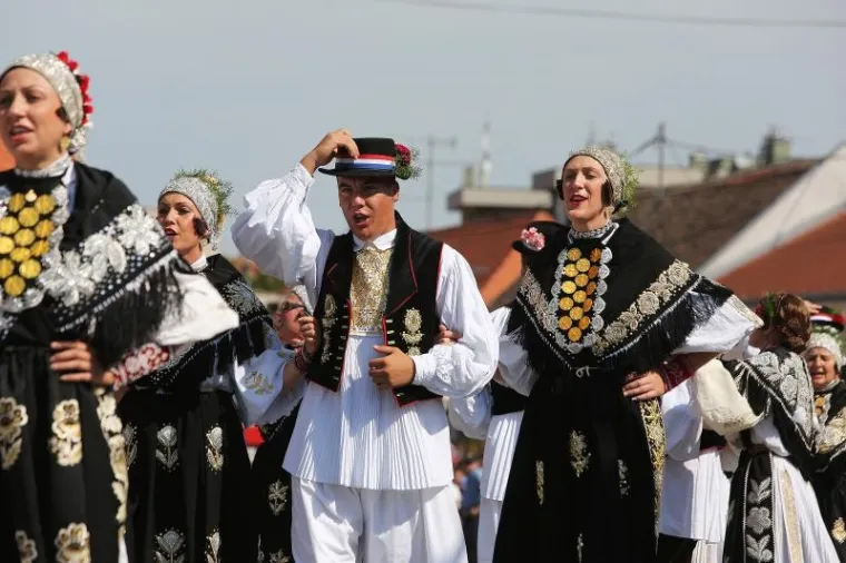 Svečana povorka sudionika 51. Đakovačkih vezova