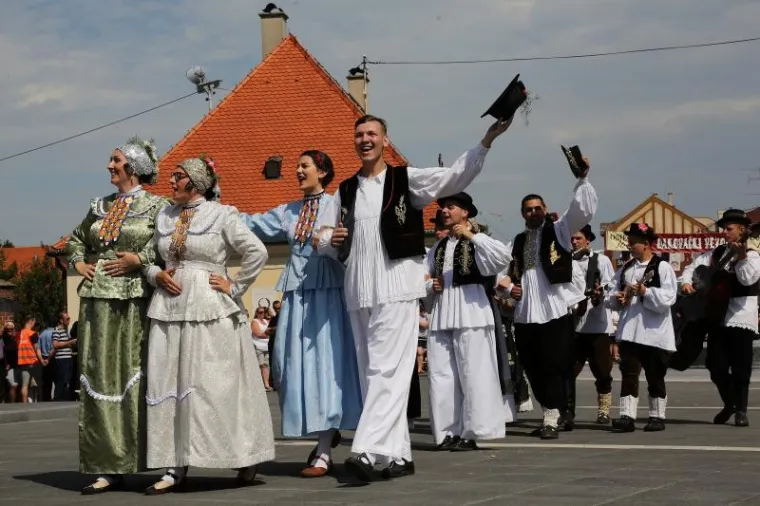 Svečana povorka sudionika 51. Đakovačkih vezova