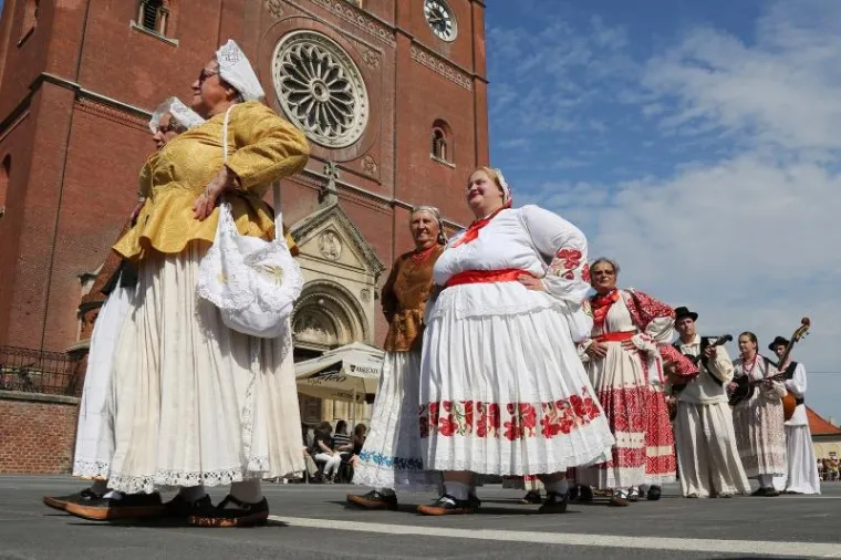 Svečana povorka sudionika 51. Đakovačkih vezova