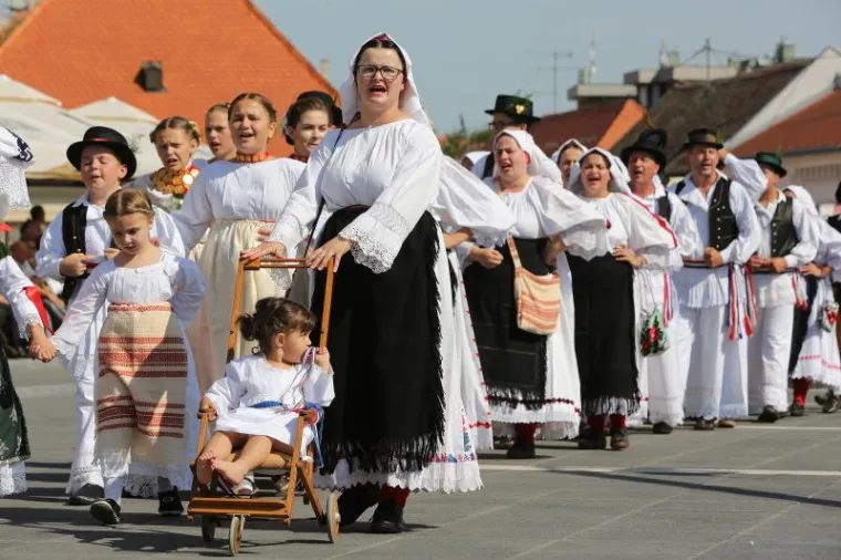 Svečana povorka sudionika 51. Đakovačkih vezova