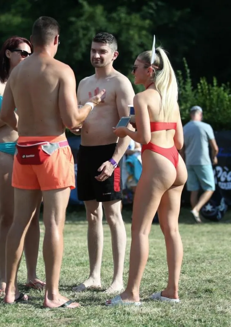 LJEPOTICE OKUPIRALE SAMOBOR: Vugrin&scaron;čak preplavile djevojke u bikinijima, svi su gledali u bujnu crnku
