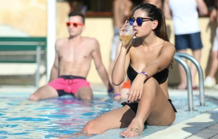 LJEPOTICE OKUPIRALE SAMOBOR: Vugrin&scaron;čak preplavile djevojke u bikinijima, svi su gledali u bujnu crnku