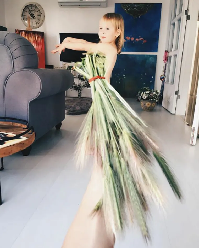 ODIJEVA KĆER U HRANU I CVIJEĆE: Igrajući se perspektivom, ova umjetnica stvara čarobne fotografije